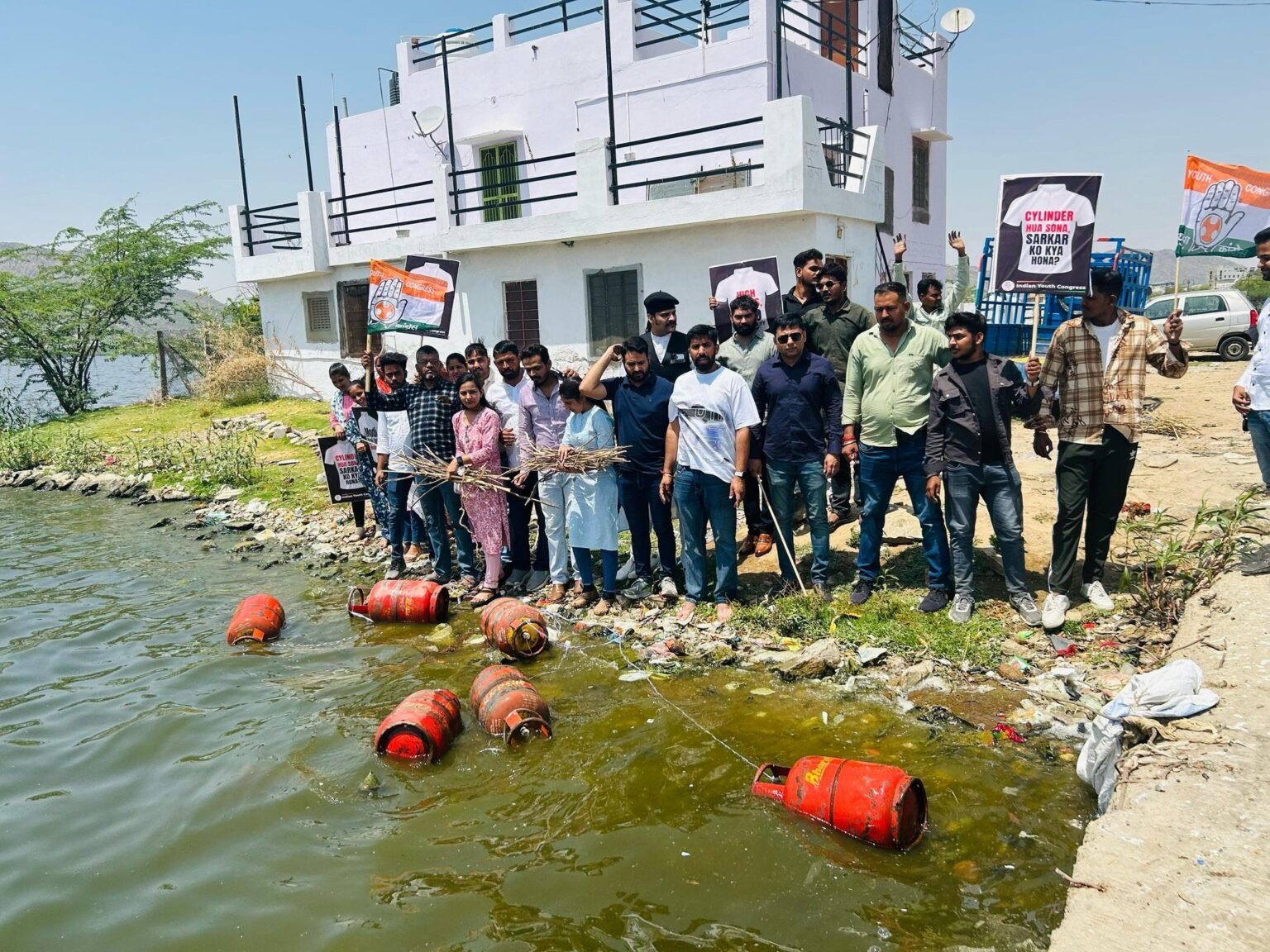 LPG गैस की बढ़ती कीमतों पर विरोध के नाम पर युवा कांग्रेस का गैरजिम्मेदार प्रदर्शन