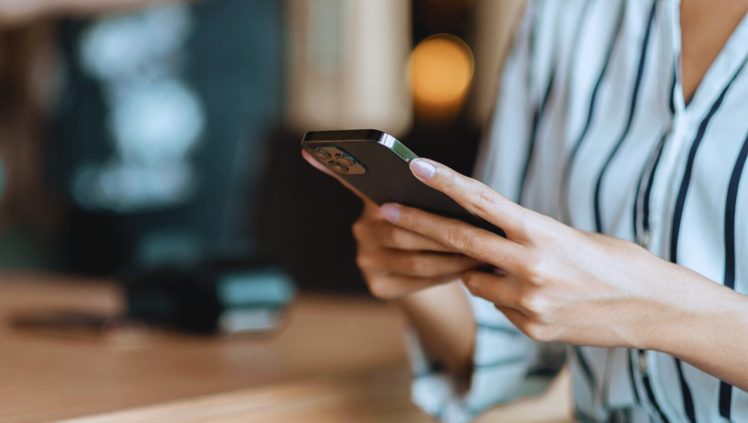 यदि आप भी स्मार्टफोन यूजर हैं तो फोन चलाते वक्त हो जाइए सावधान-