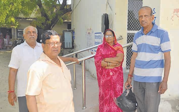 पुलिस लाइन डिस्पेंसरी में पेंशनर्स से दुर्व्यवहार, इलाज की बजाय जेएलएन अस्पताल भेजने का दबाव