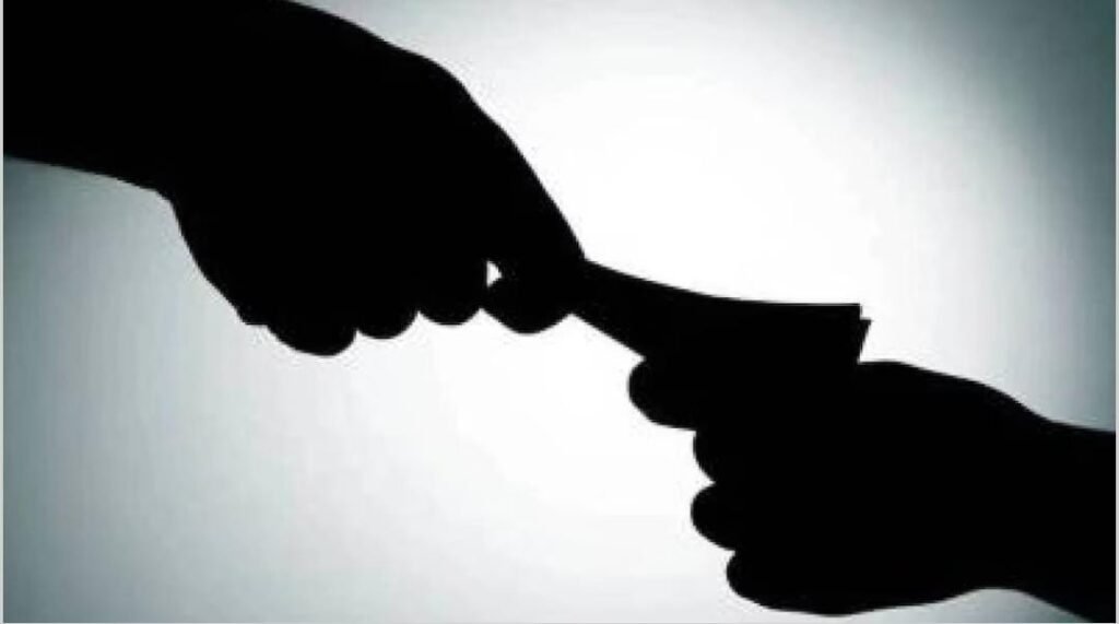 ACB ने सरकारी कर्मचारी को रंगे हाथ पकड़ा